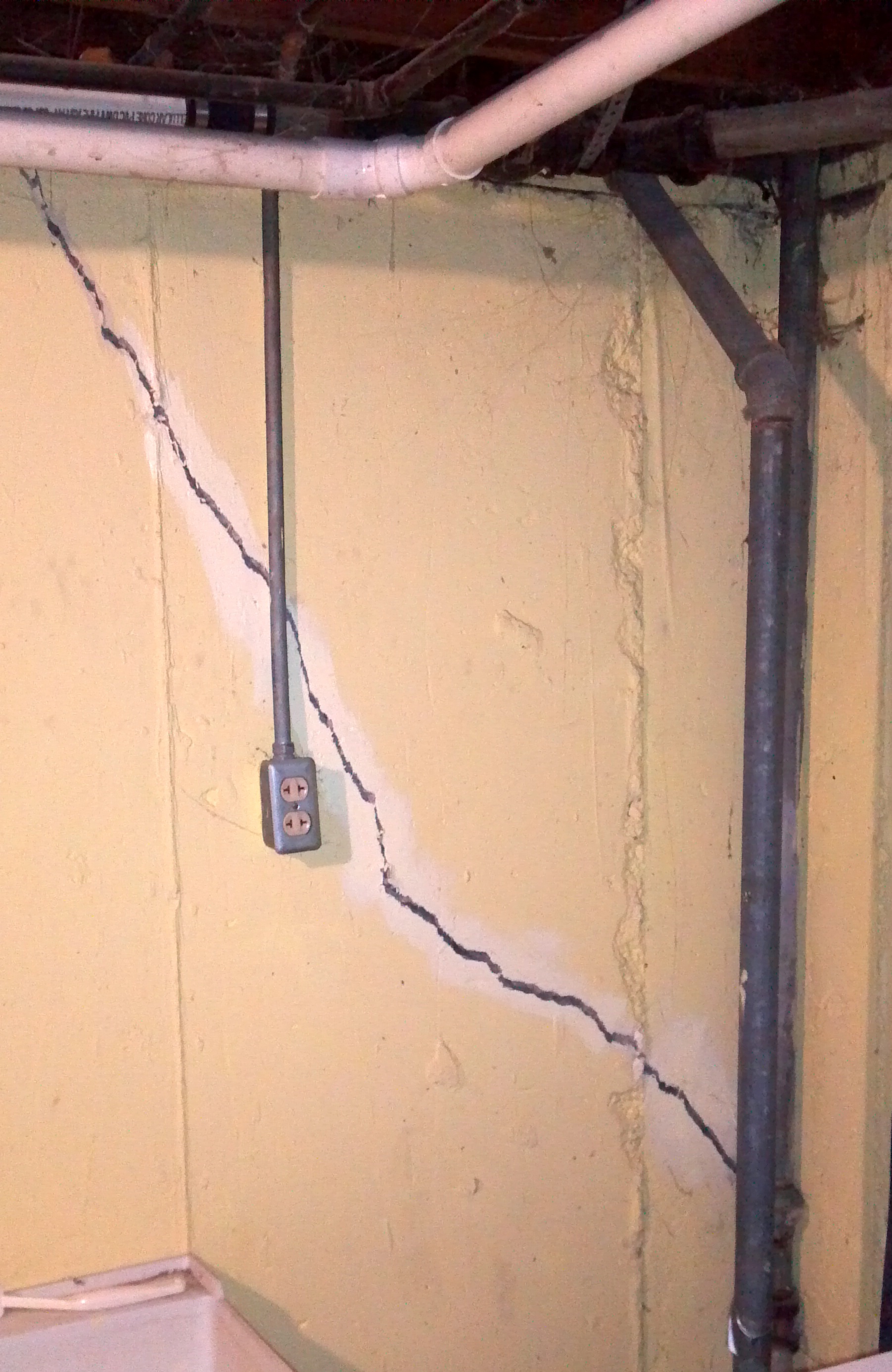 Crack in poured concrete basement wall